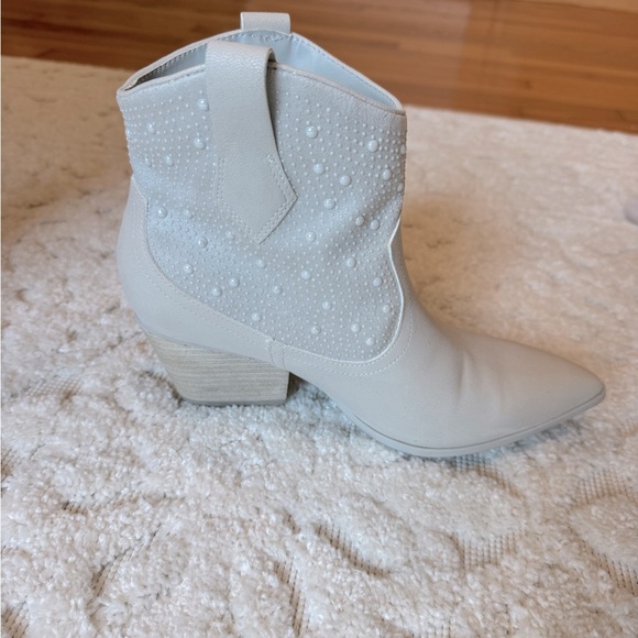 Cowgirl Booties Light Tan White Pearl Studded Western Boots Block Heel Size 7 - Picture 7 of 7